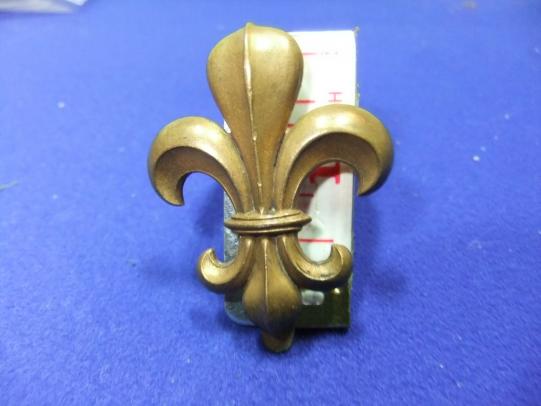 Manchester regiment fleur de lis army military cap badge