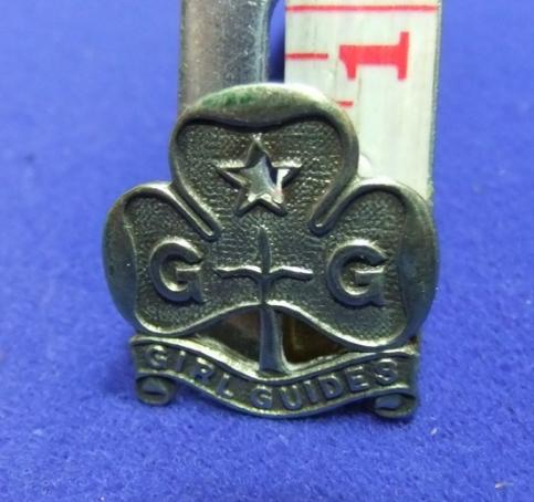 Girl guides promise badge brooch straight stem white metal collins member
