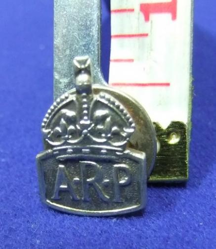 ww2 badge arp air raid precautions kings crown home front effort civilian civil