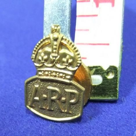 ww2 badge ARP air raid precautions kings crown home front effort civilian brass