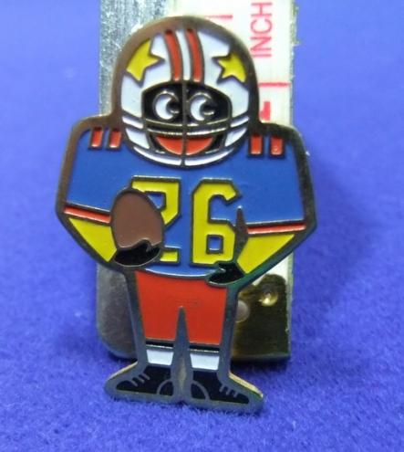 robertsons golly badge brooch american football 1980s