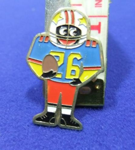 robertsons golly badge brooch american football 1980s