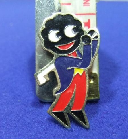 robertsons golly badge brooch golfer 1980s