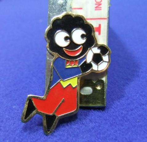 robertsons golly badge brooch football goalkeeper 1998