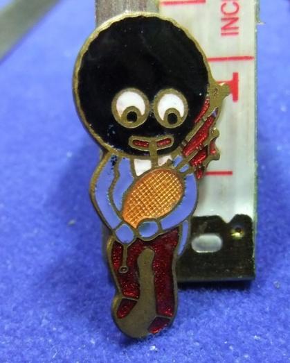 Robertsons jam golly badge bagpipe red feet blue hand advert