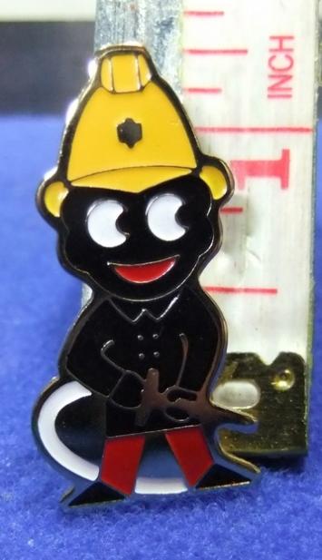 robertsons golly badge brooch fireman long nozzle 1980s pointed feet