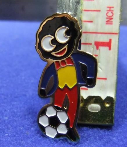 robertsons golly badge brooch football player 1980s