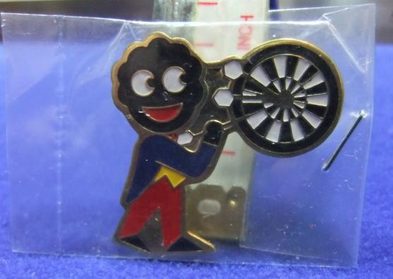 robertsons golly badge brooch dart player 1980s pointed feet