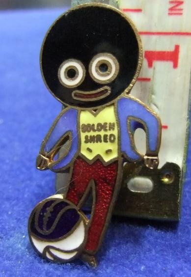 robertsons Golly Footballer Yellow Waistcoat badge 1937 to 1939