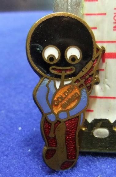 Robertsons jam golly badge bagpiper bagpipe red feet blue hand