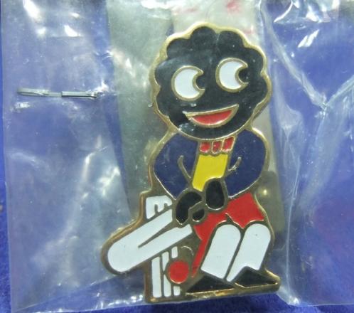 Robertsons golly badge cricket 1980s small ball