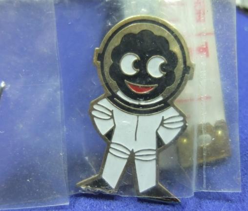 Robertsons golly badge astronaut spaceman 1980s pointed feet