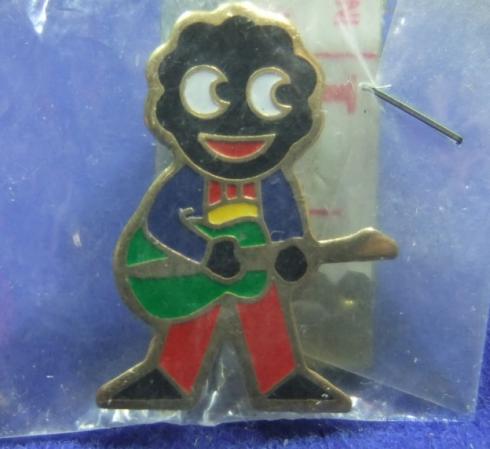 Robertsons golly badge brooch guitar guitarist 1980s