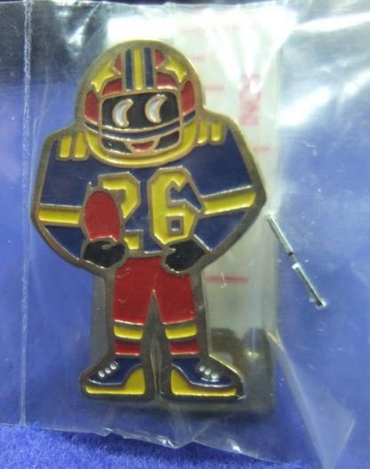 Robertsons golly badge brooch american footballer 1990