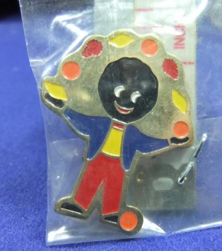 Robertsons golly badge brooch juggler 1990
