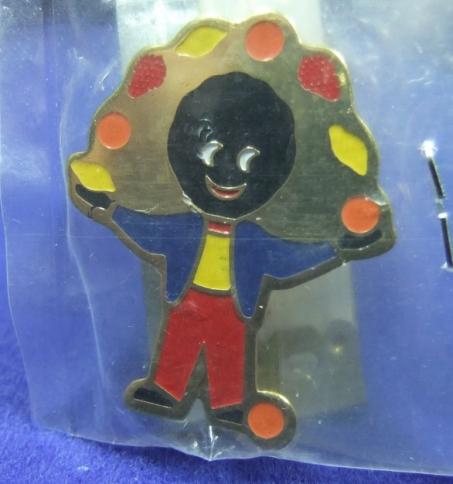 Robertsons golly badge brooch juggler 1990
