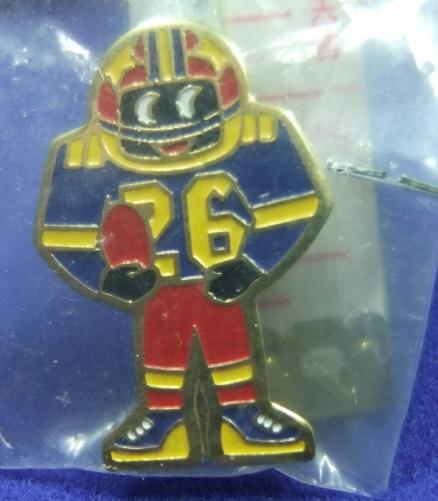 Robertsons golly badge brooch american footballer 1990