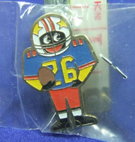 Robertsons golly badge brooch american footballer 1980s