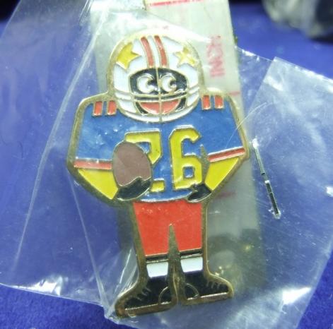 Robertsons golly badge brooch american footballer 1980s