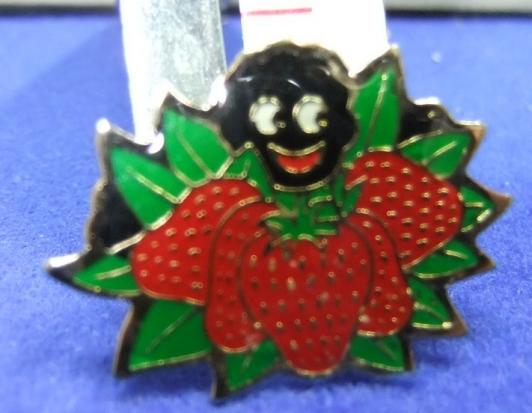 Robertsons Golly strawberry fruit badge 1980s