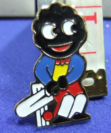 Robertsons Golly cricketer acrylic badge small ball 1980s