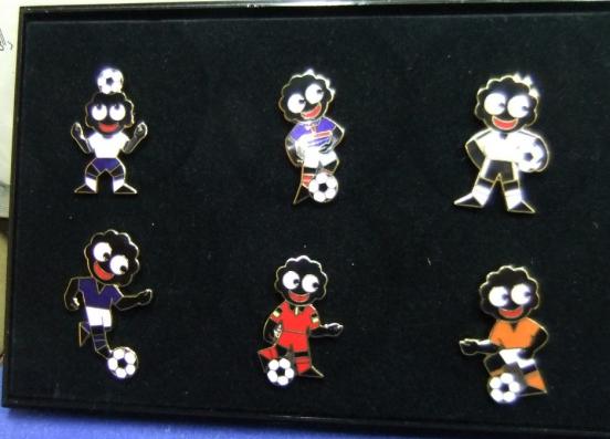 Robertsons golly euro 2000 football badge set