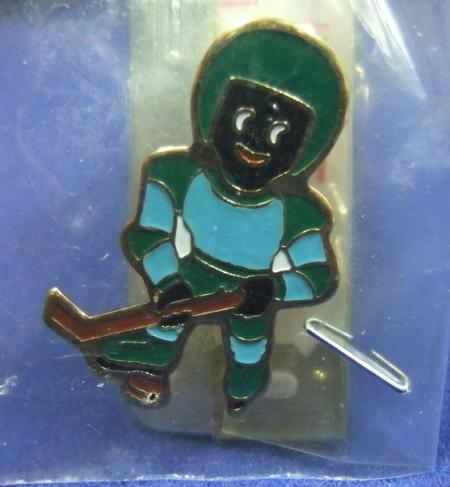 Robertsons golly badge brooch ice hockey 1996
