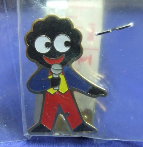 Robertsons golly badge brooch singer 1998