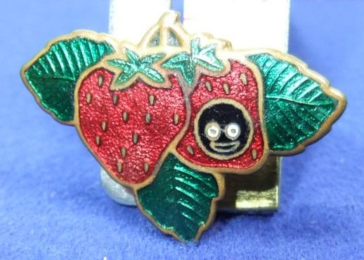 Robertson pre war Golly strawberry fruit badge