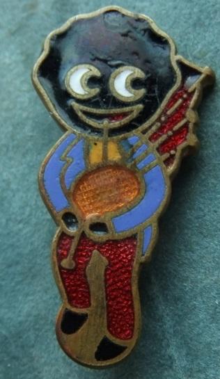 Robertsons jam golly badge bagpipe bagpiper 1970s gomm