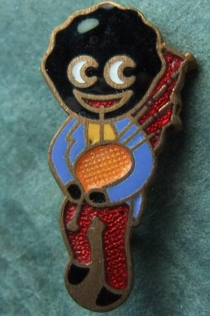 Robertsons jam golly badge bagpipe bagpiper 1970s gomm