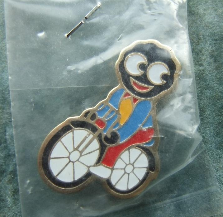 Robertsons golly badge cyclist 1980s without bubble coating