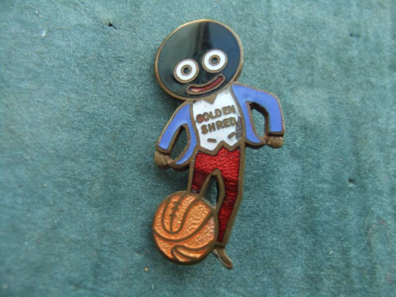 Robertsons Golly Badge Football Player Footballer GOMM