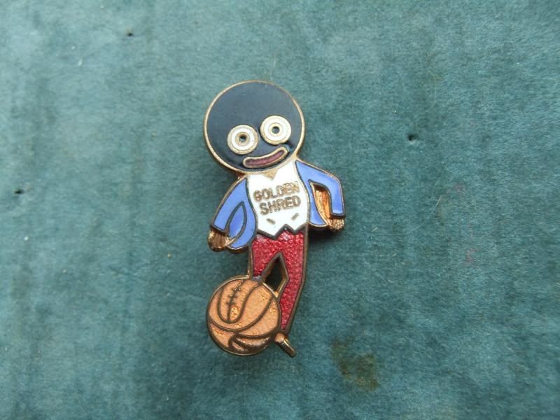 Robertsons Golly Badge Football Player Footballer 1985 GOMM