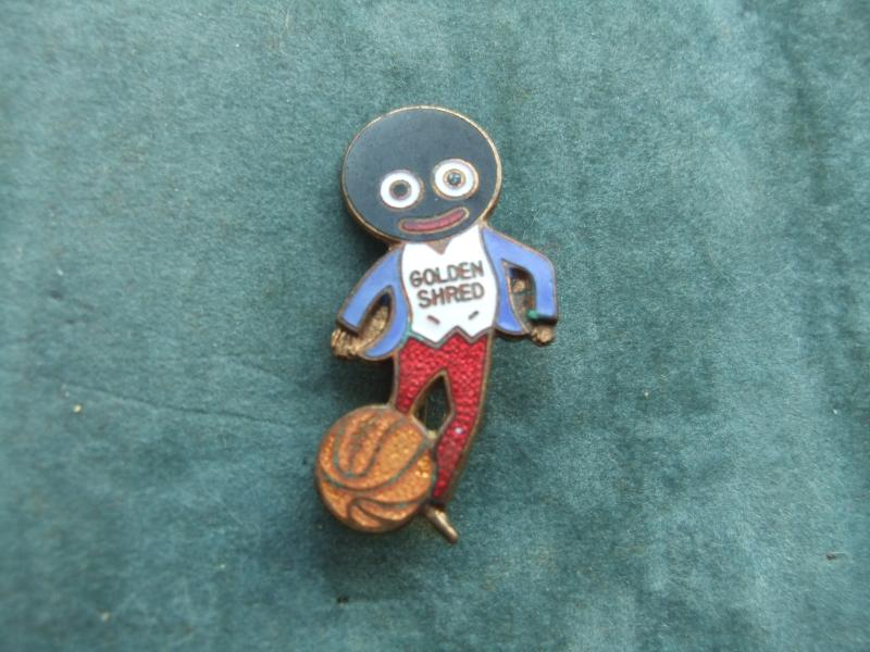 Robertsons Golly Badge Football Player Footballer GOMM