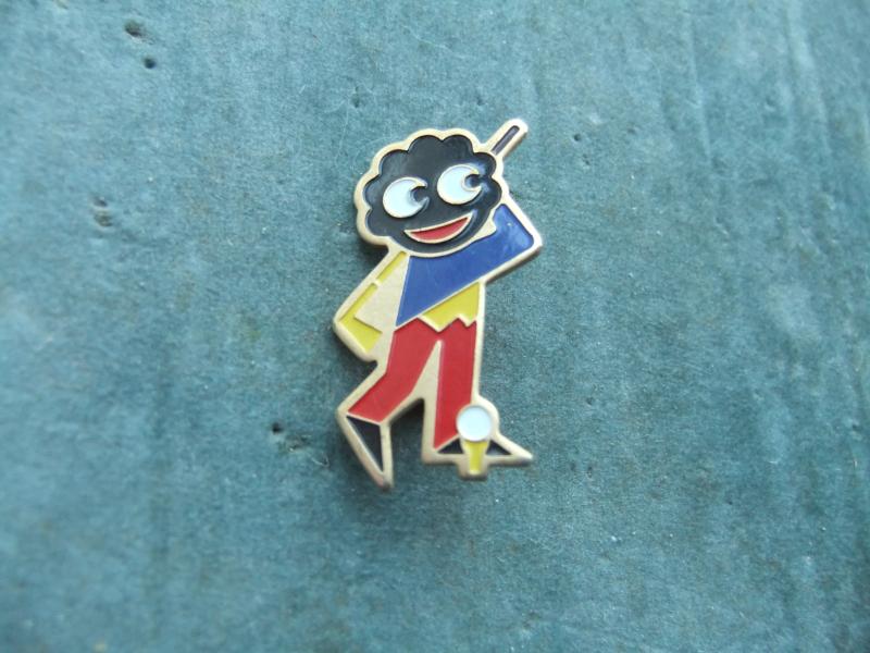 Robertsons golly badge brooch golfer 1980s yellow  tee