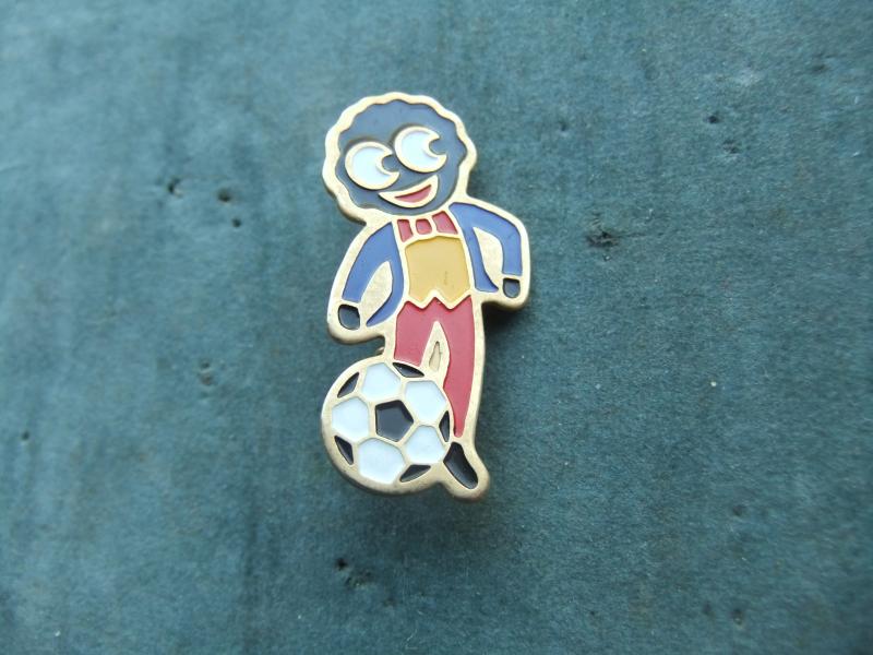 Robertsons golly badge brooch footballer 1980S