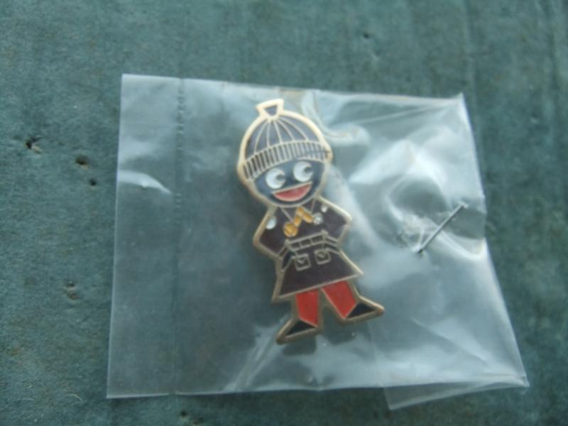 Robertsons golly badge brooch brownie 1980s