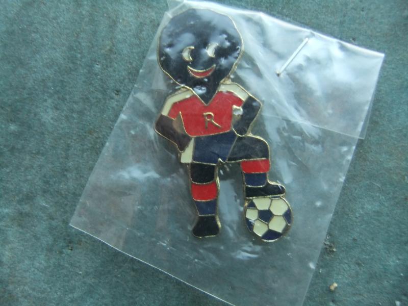 Robertsons golly badge Footballer 1993 94 large acrylic